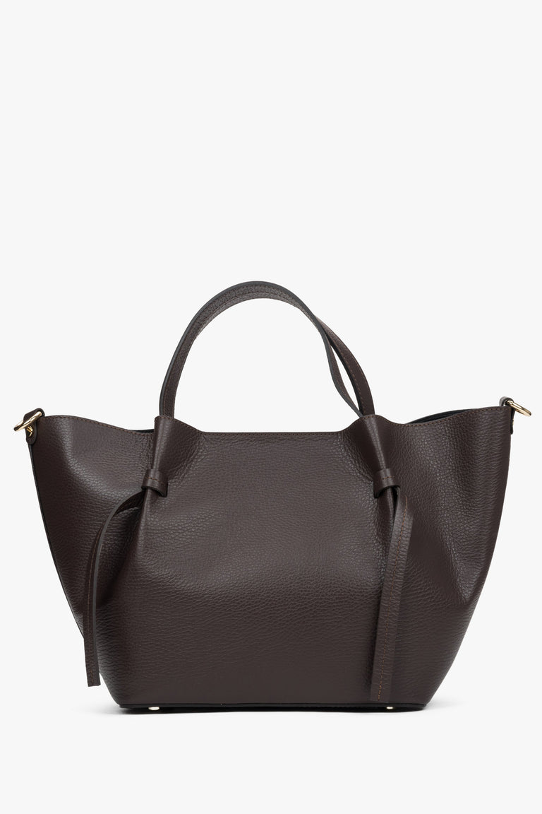 Dark brown boat-shaped women's bag by Estro made of Italian genuine leather.