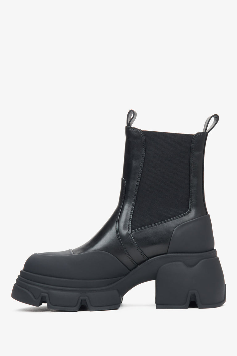 Black women's Chelsea boots by Estro made of natural leather – side profile of the shoe.