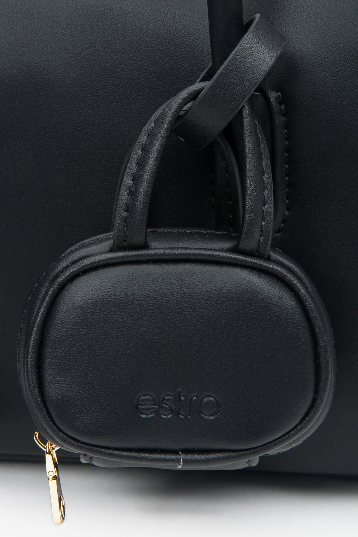 Black leather women's handbag by Estro in a boxy shape – a combination of classic elegance and functional design, details.