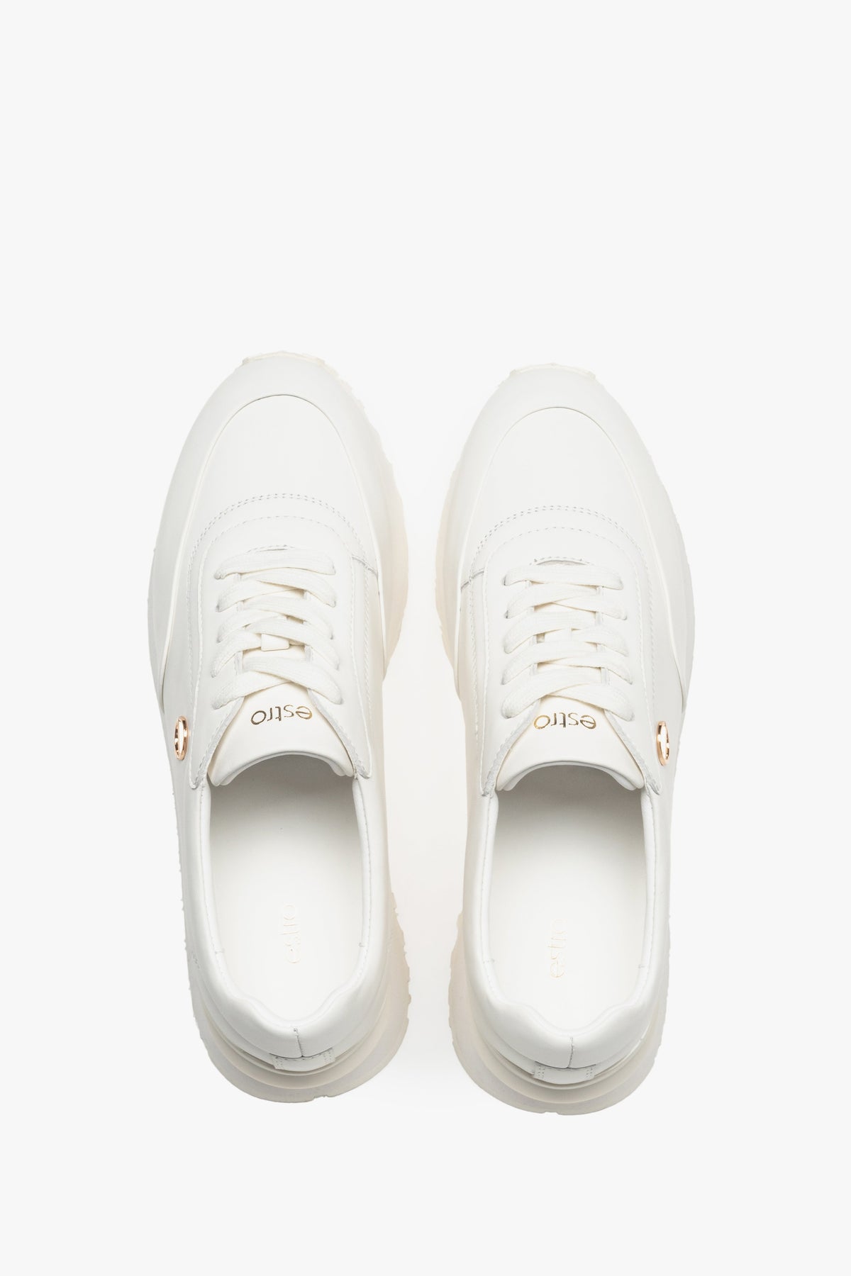White leather sneakers for women with a flexible sole, signed by Estro – top view presentation of the model.