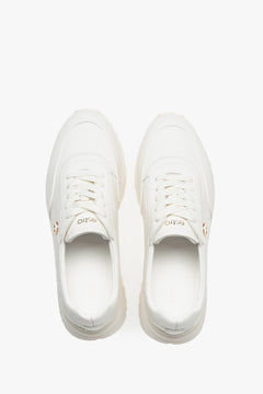 White leather sneakers for women with a flexible sole, signed by Estro – top view presentation of the model.