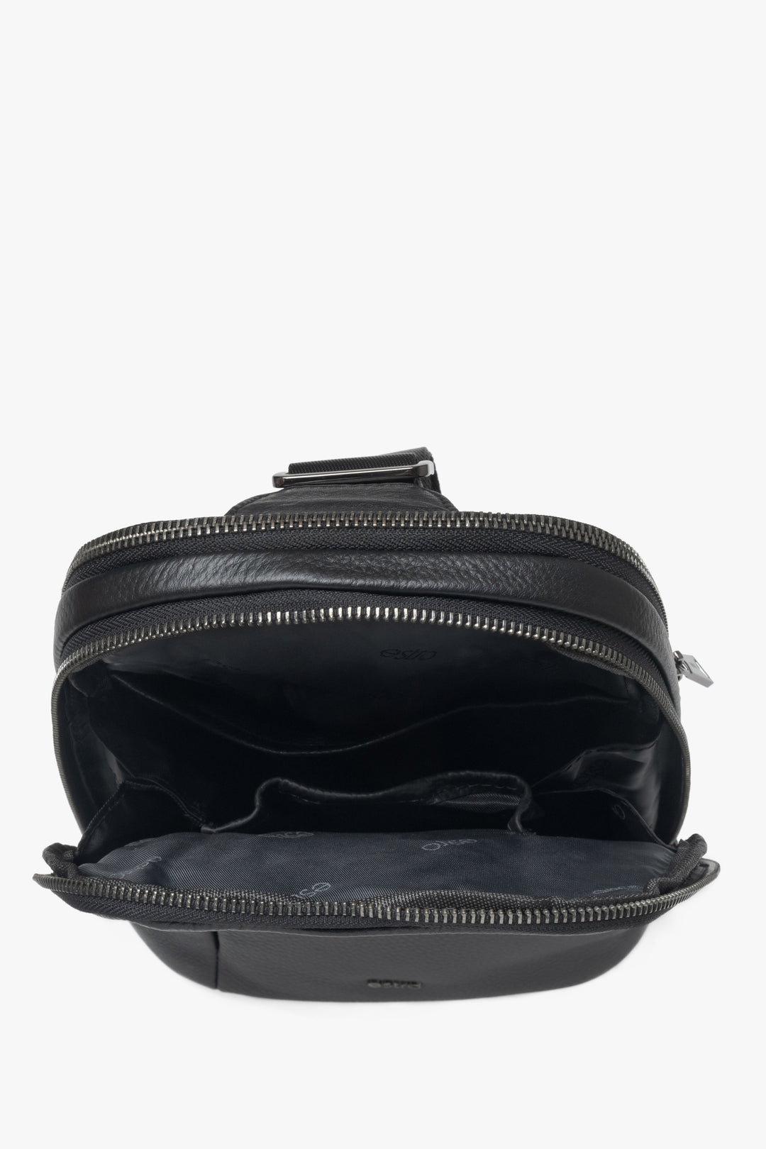 Practical black men's shoulder bag Estro made of soft leather and textiles – interior of the bag.