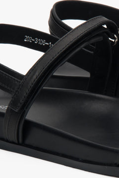 Delicate black Estro women's sandals, crafted with attention to detail, with thin straps and a flexible sole – close-up of the details.