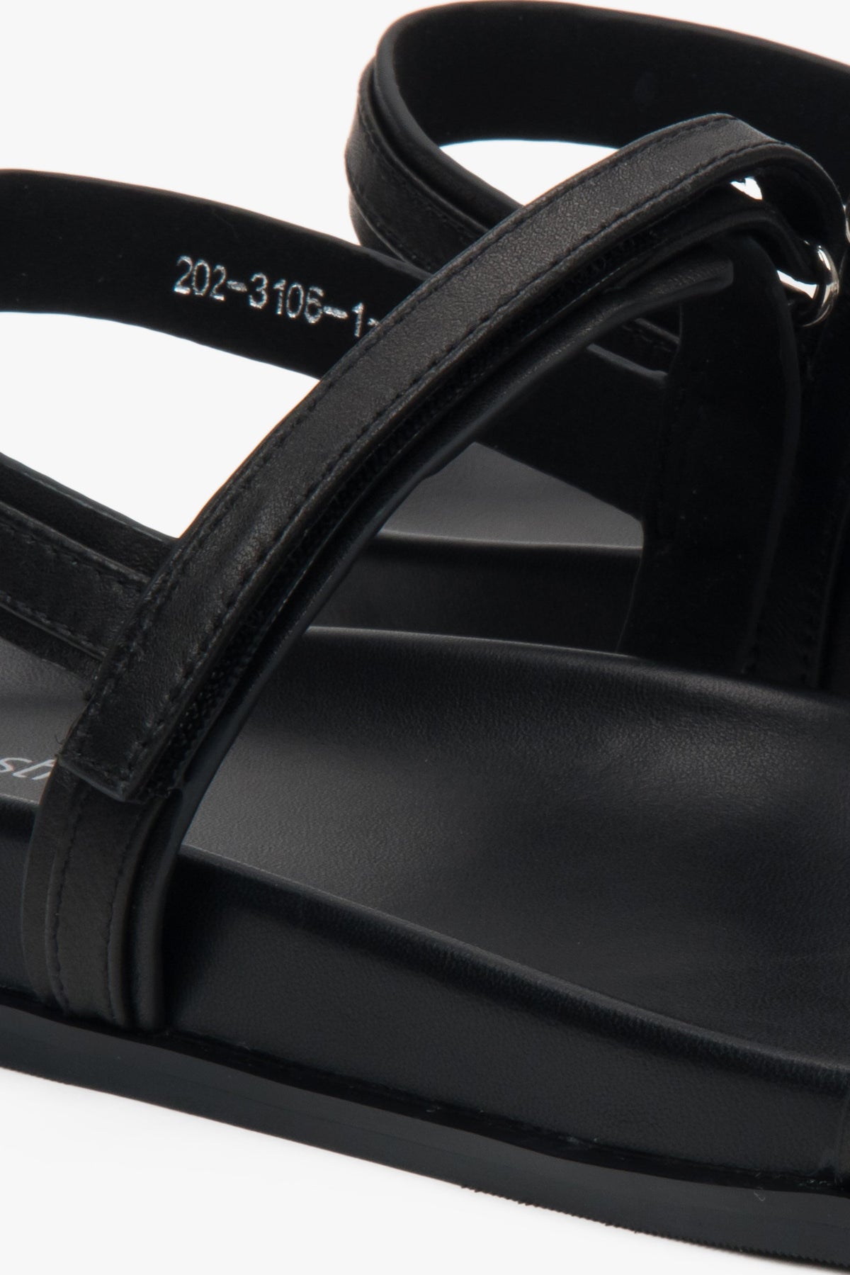 Delicate black Estro women's sandals, crafted with attention to detail, with thin straps and a flexible sole – close-up of the details.