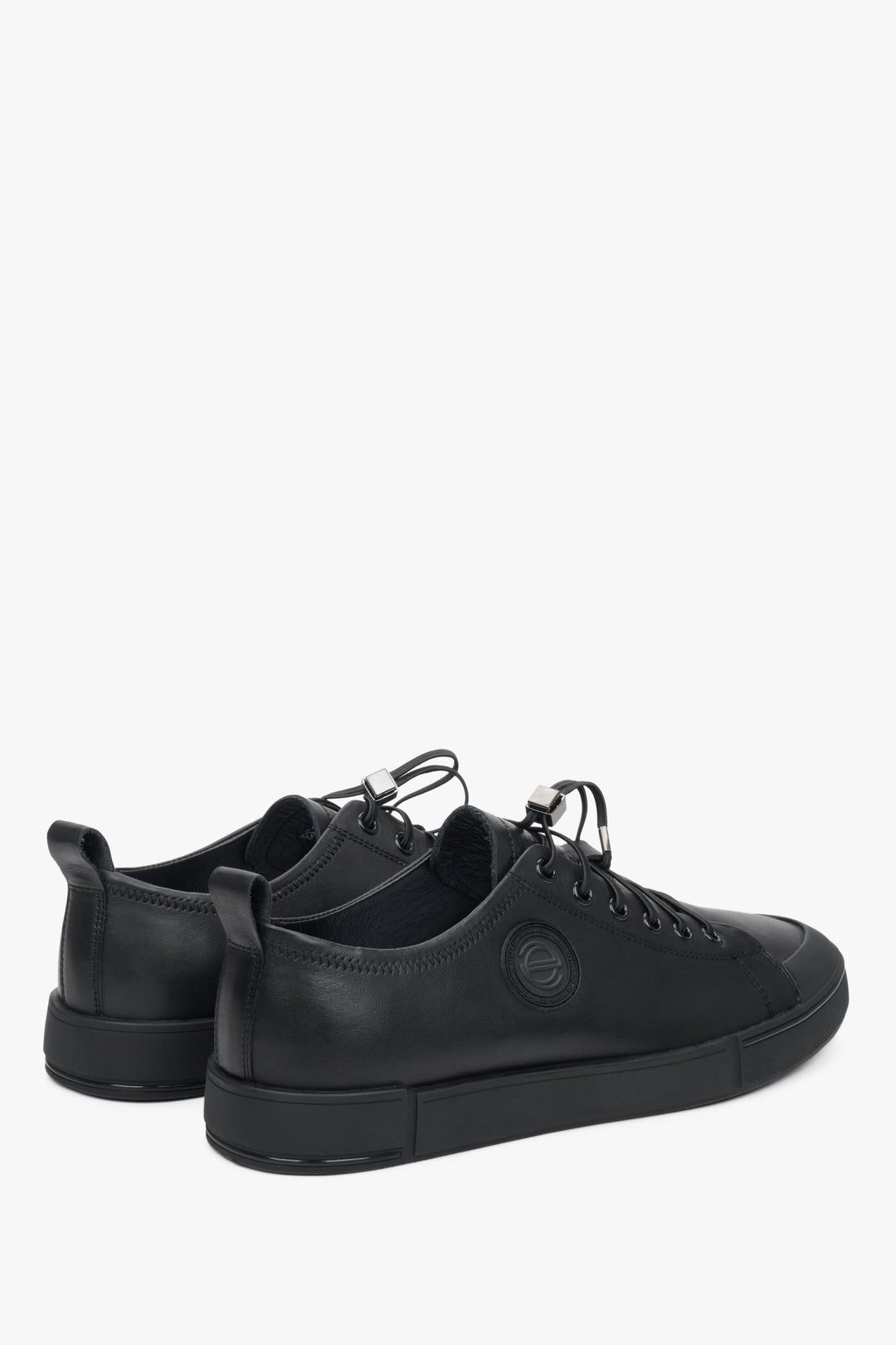 Men's sneakers made of genuine black leather by Estro - presentation of the heel and side seam of the shoe.