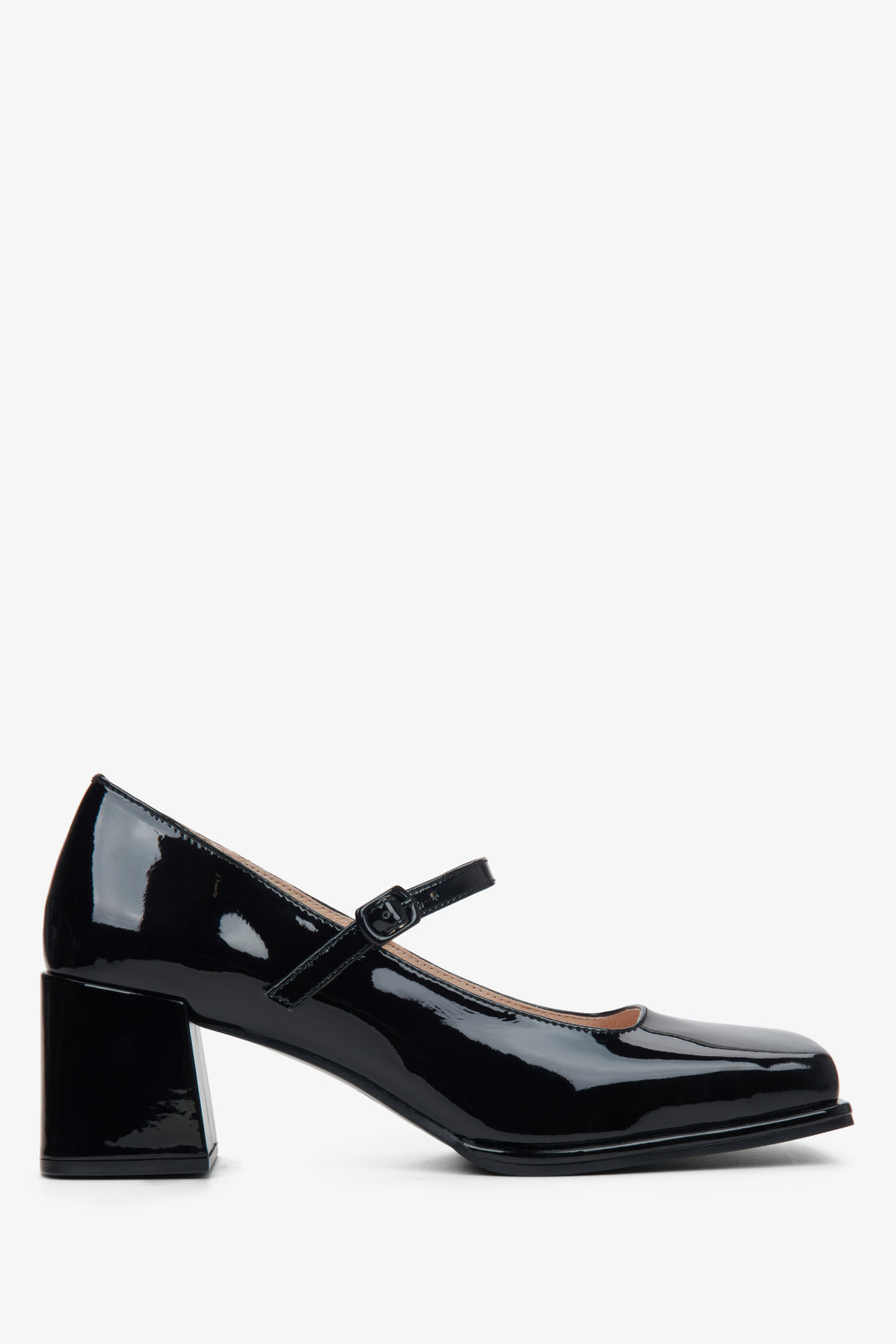 Women's black leather pumps - shoe profile.