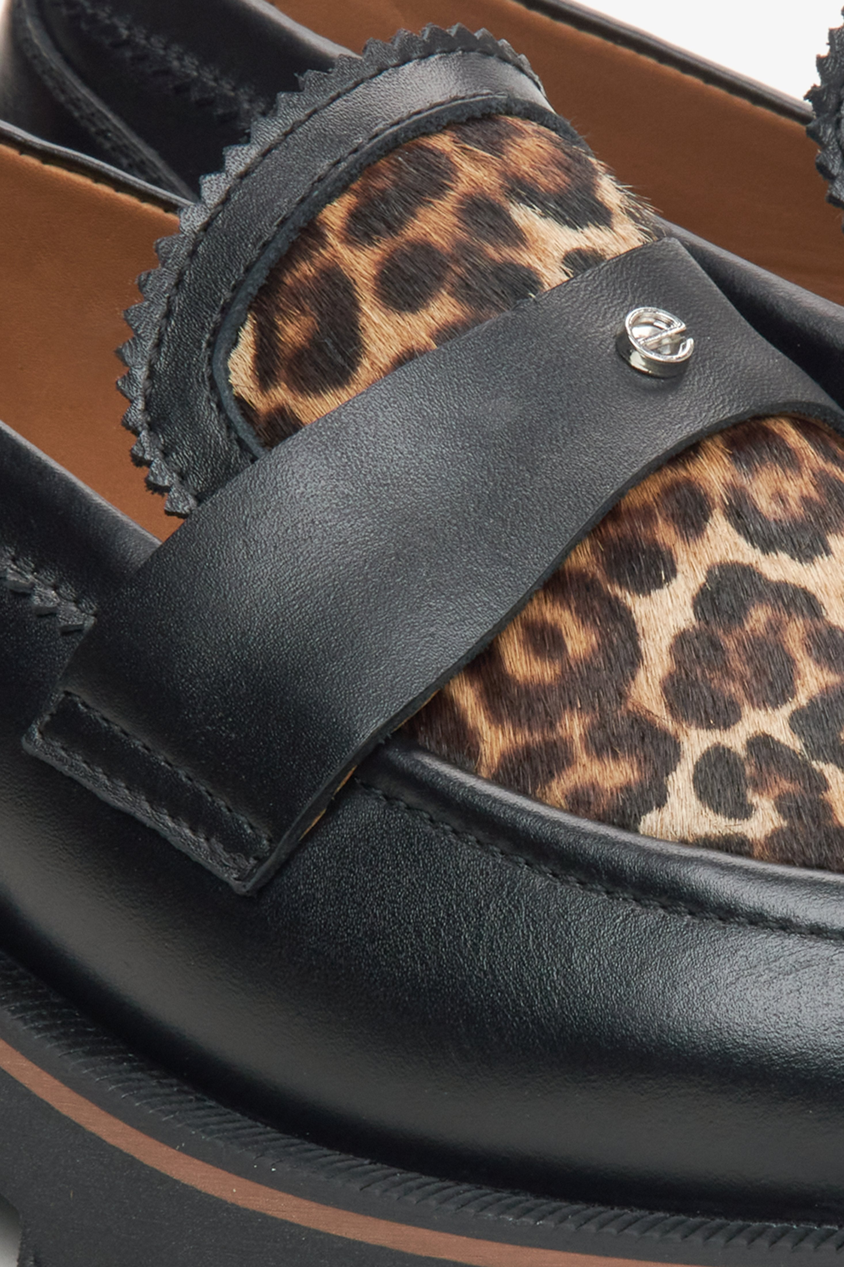 Women's black loafers Estro with a leopard print - close-up on the detail.