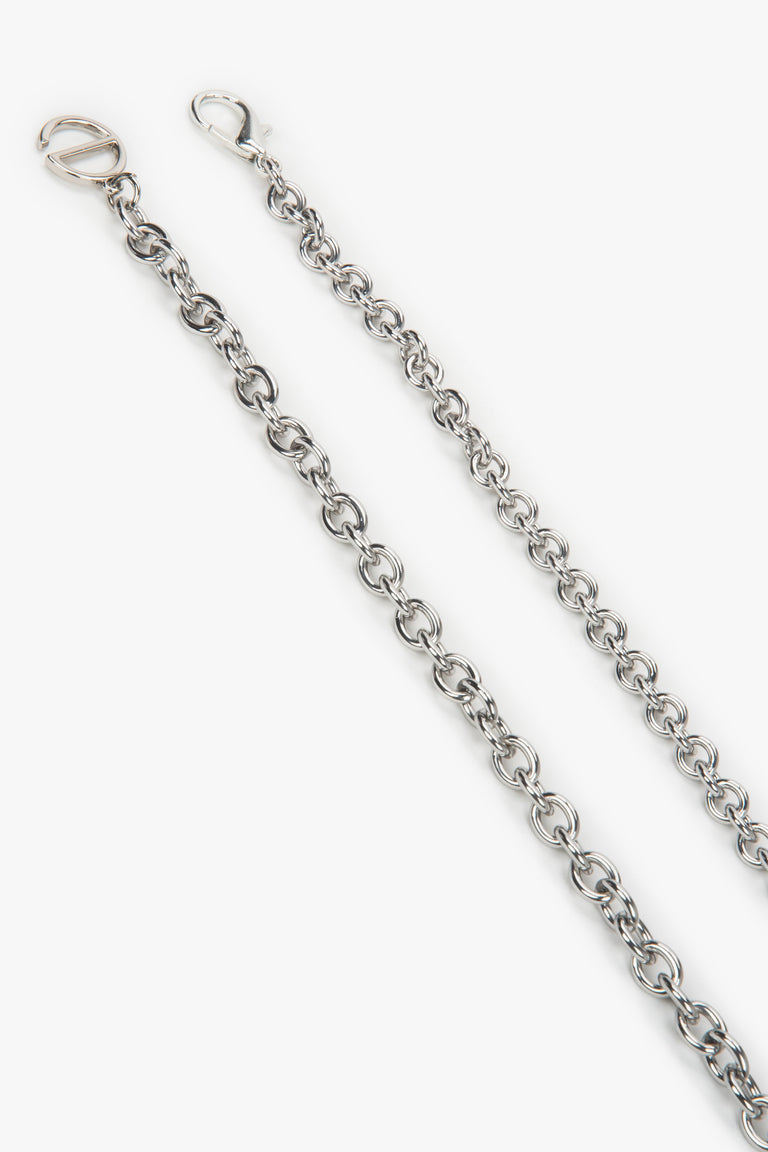 Estro – Silver Chain Waist Belt with Carabiner Clasp and Subtle Logo Detail.