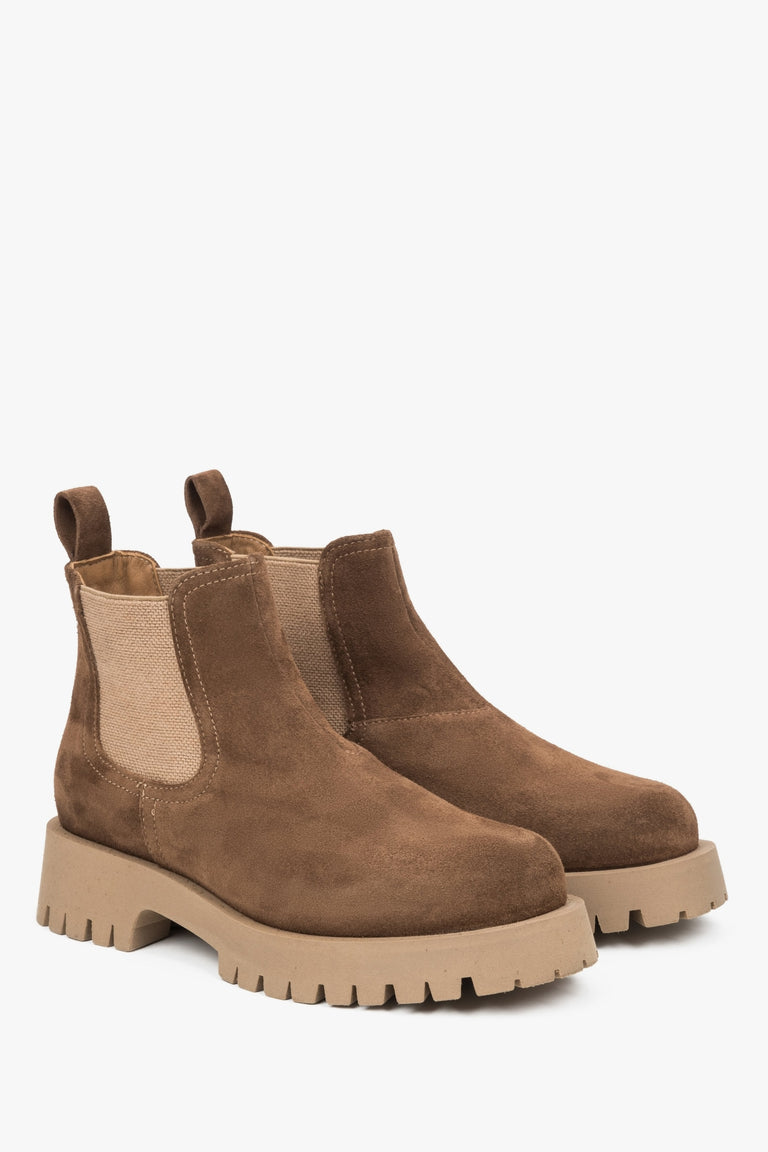 Low brown Chelsea boots made of natural velour Estro.