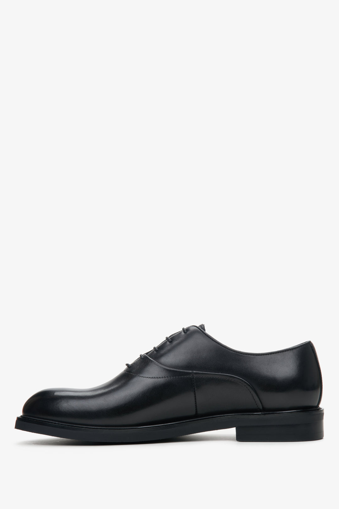 Lace-up men's Oxford shoes made of black genuine leather by Estro - shoe profile.