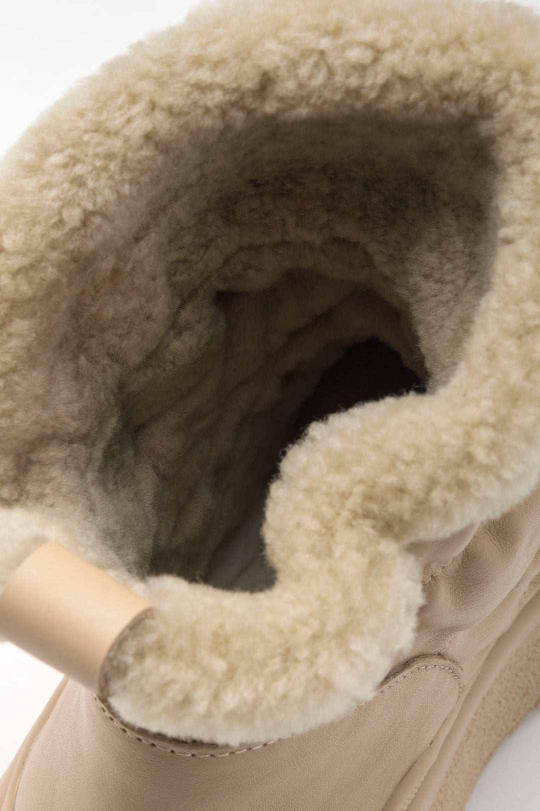 Beige leather and fur snow boots Estro - a close-up on shoe insole.