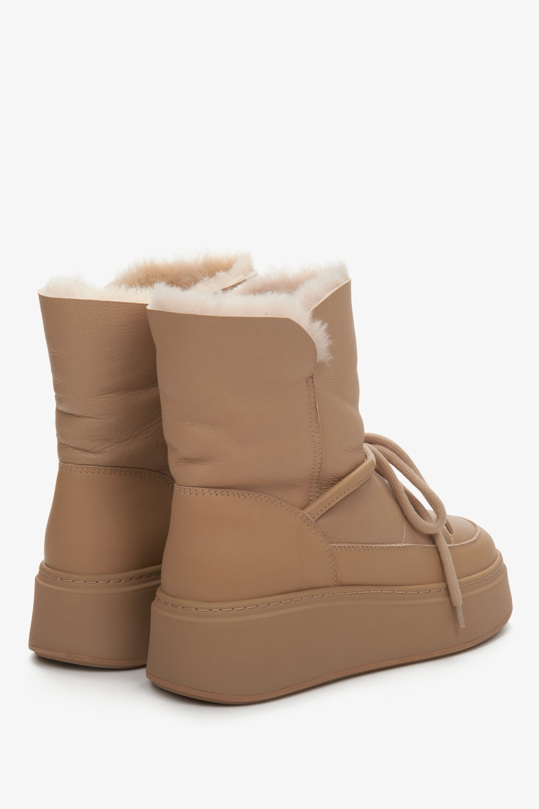 Fur lined snow boots in brown Estro - a close-up on sideline and back of the shoes.