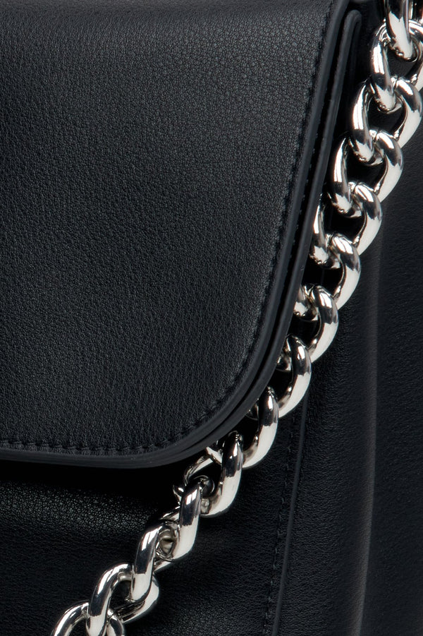 Women's black handbag made of genuine leather Estro with a chain - close-up of the interior of the model.