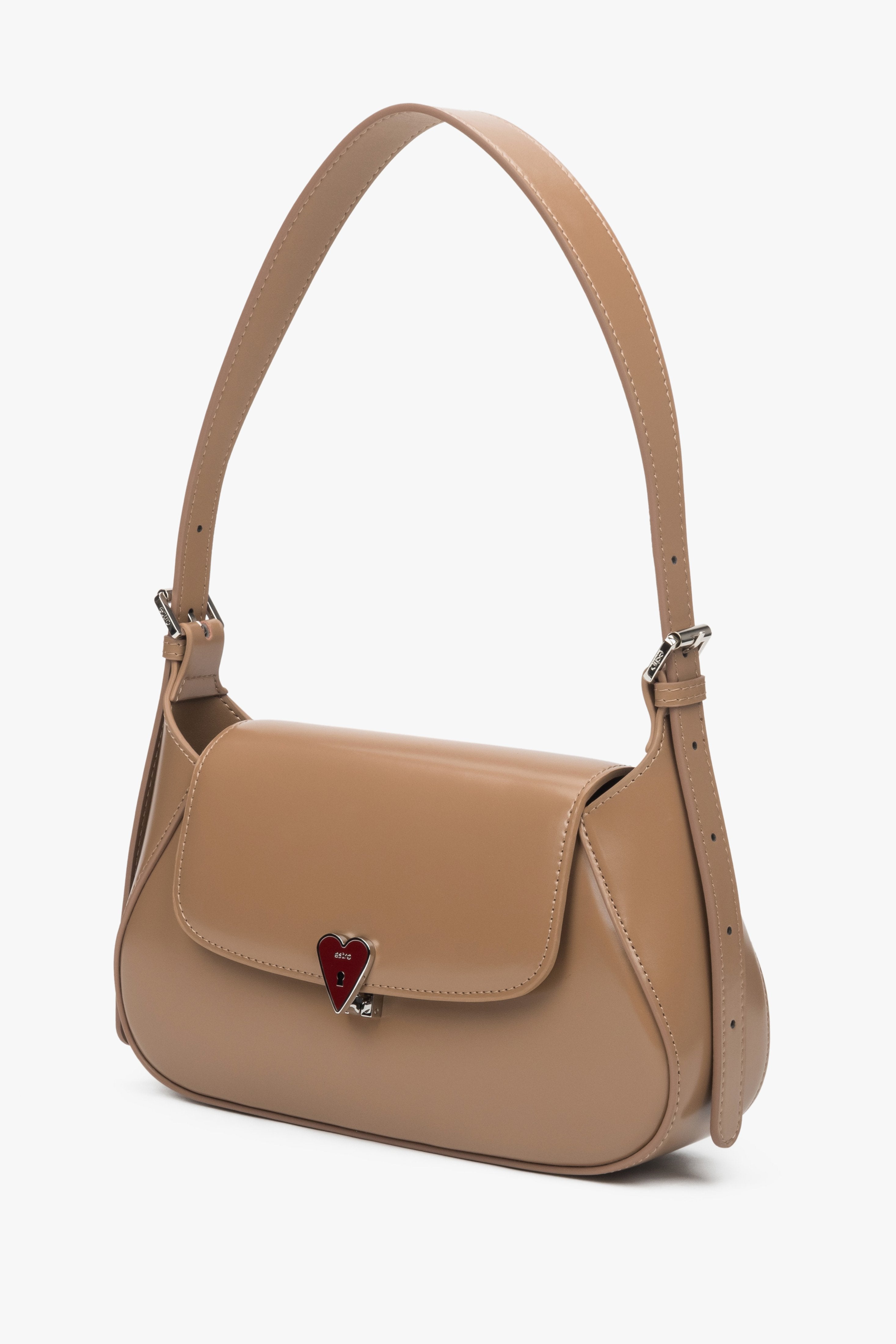 Estro Women's Small Shoulder Bag in Beige Leather with a Heart-Shaped Pin