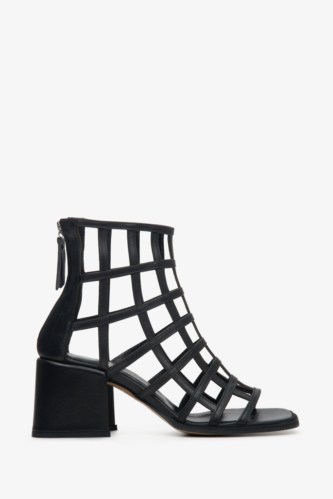Black block heel women's sandals made of thin crossed straps.