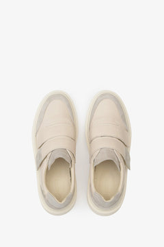 Women's sneakers with two Velcro straps in natural leather and suede by Estro - presentation from above.