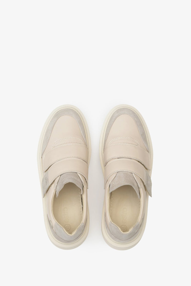 Women's sneakers with two Velcro straps in natural leather and suede by Estro - presentation from above.