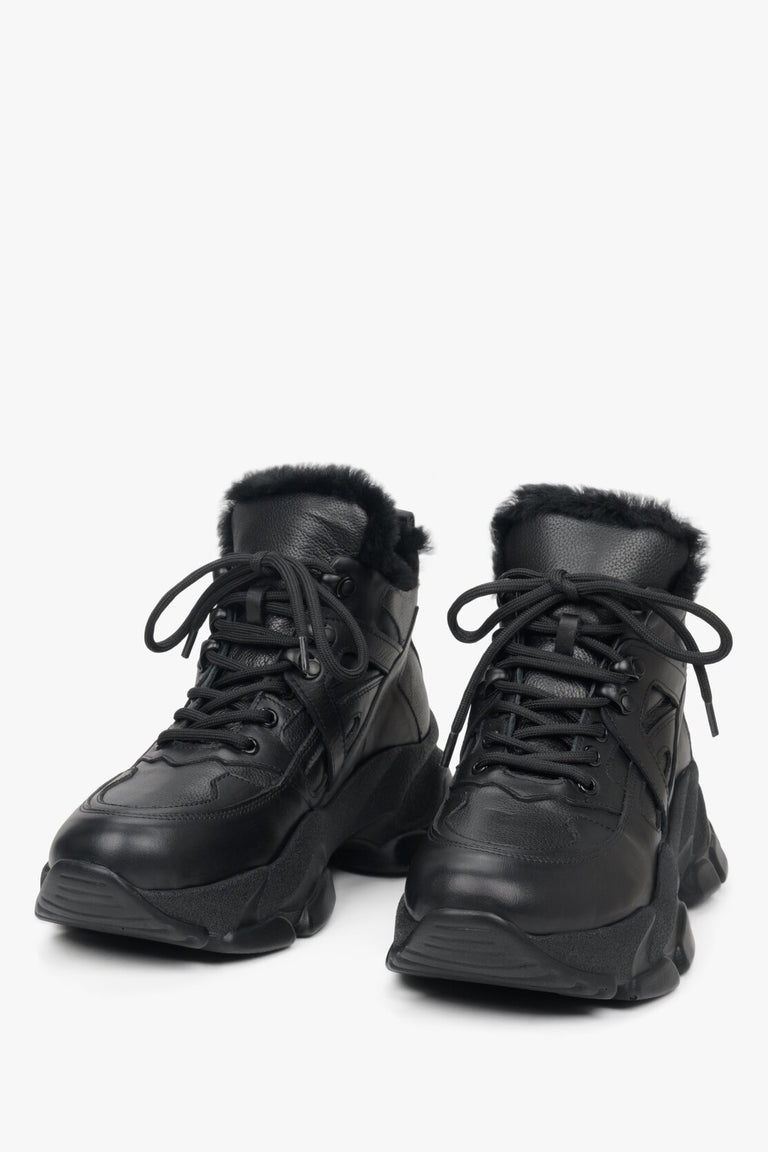 Winter women's black boots - presentation of shoe toe.