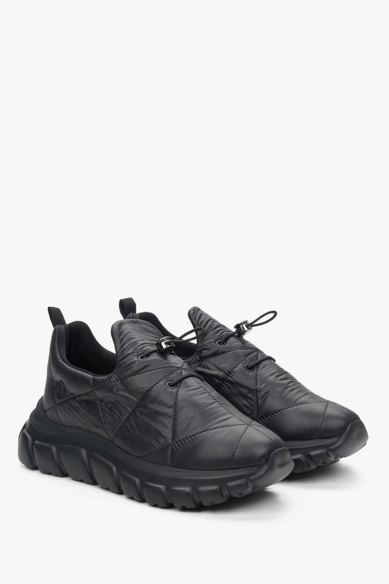 Women's black sneakers for fall by Estro - presentation of a shoe toe and sideline.