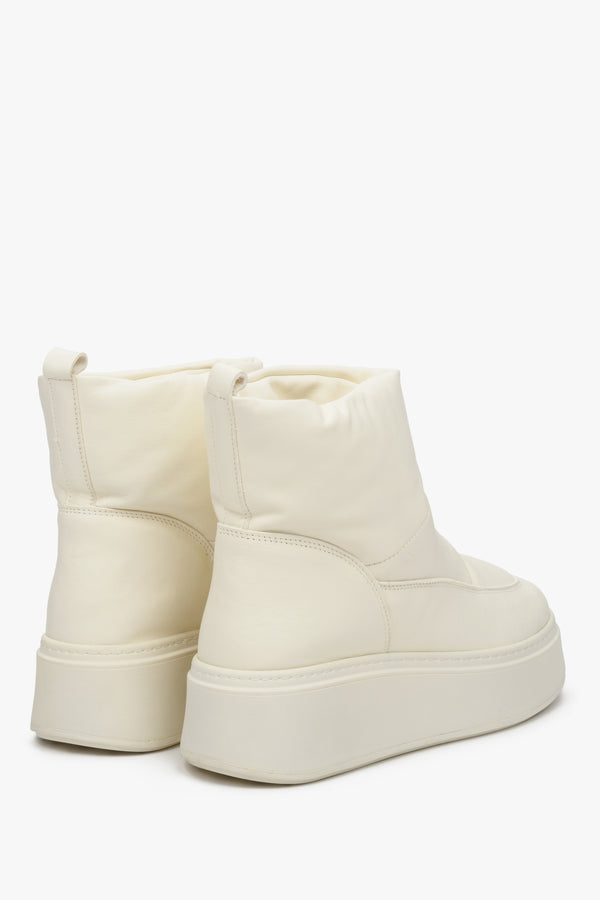 Estro women's white leather winter snow boots with natural fur - close-up on the heel and side seam.