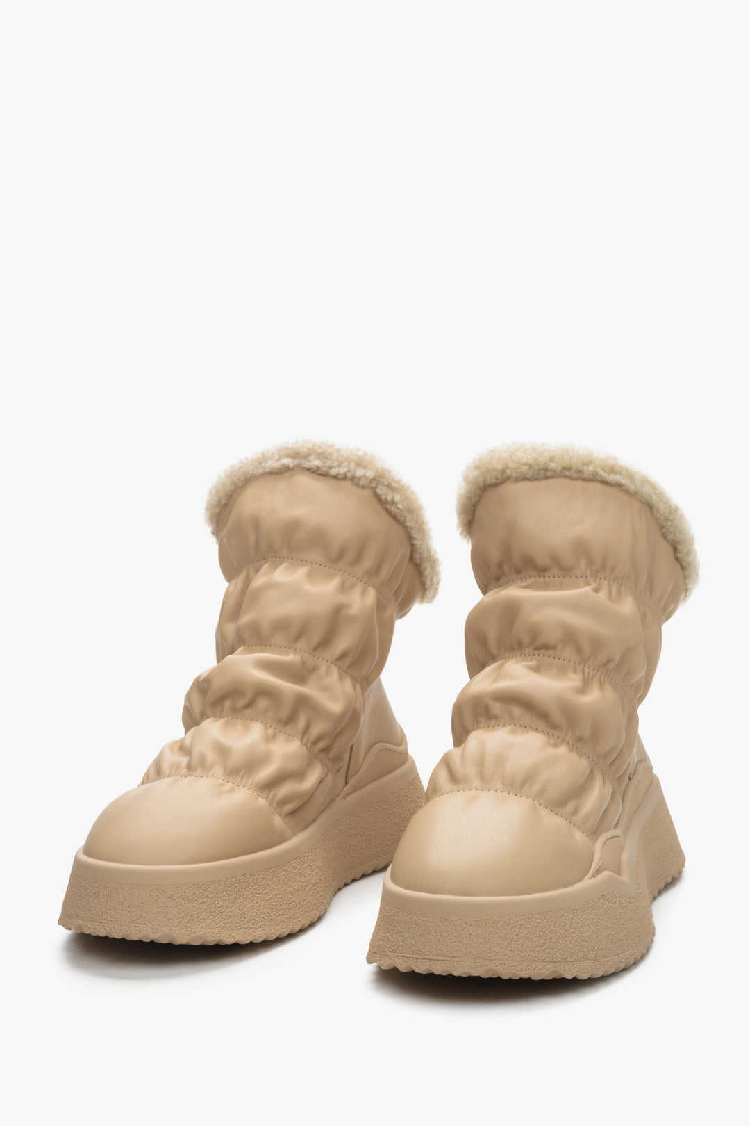 Women's beige snow boots Estro - a close-up on shoe toeline.