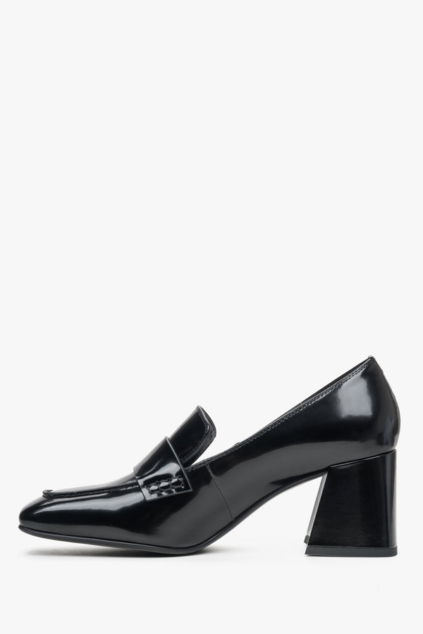 Women's black pumps made of genuine patent leather by Estro - shoe profile.