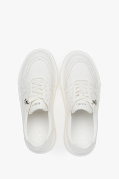 Lightweight white Estro women's sneakers made of genuine leather, with a flexible sole – a combination of freedom and trendy design.
