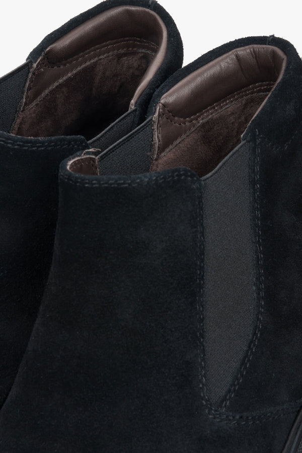 Slip-on men's chelsea boots Estro in black natural velour – close-up of the toe area.