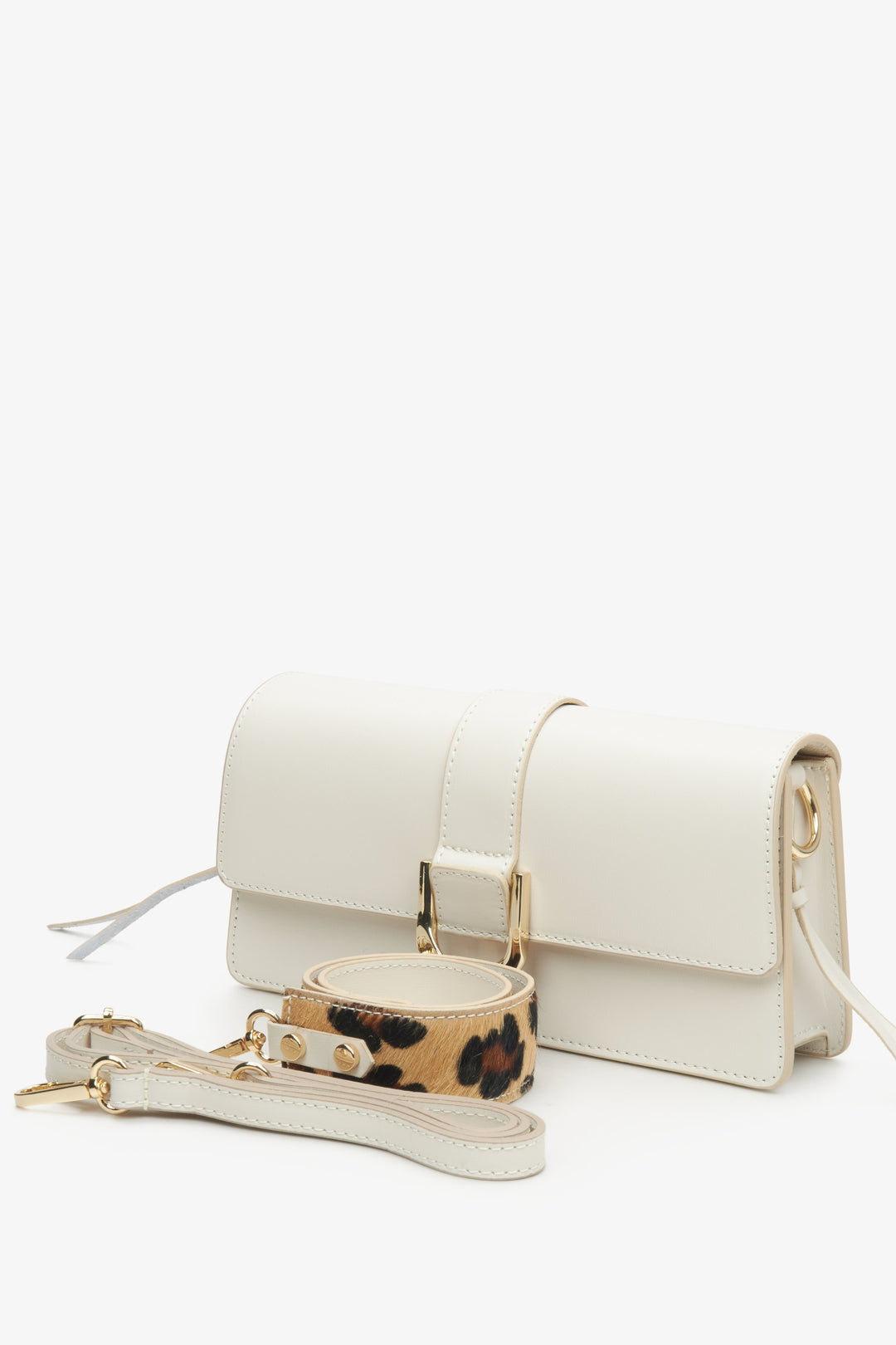 Women's light beige handbag Estro with animal prints.