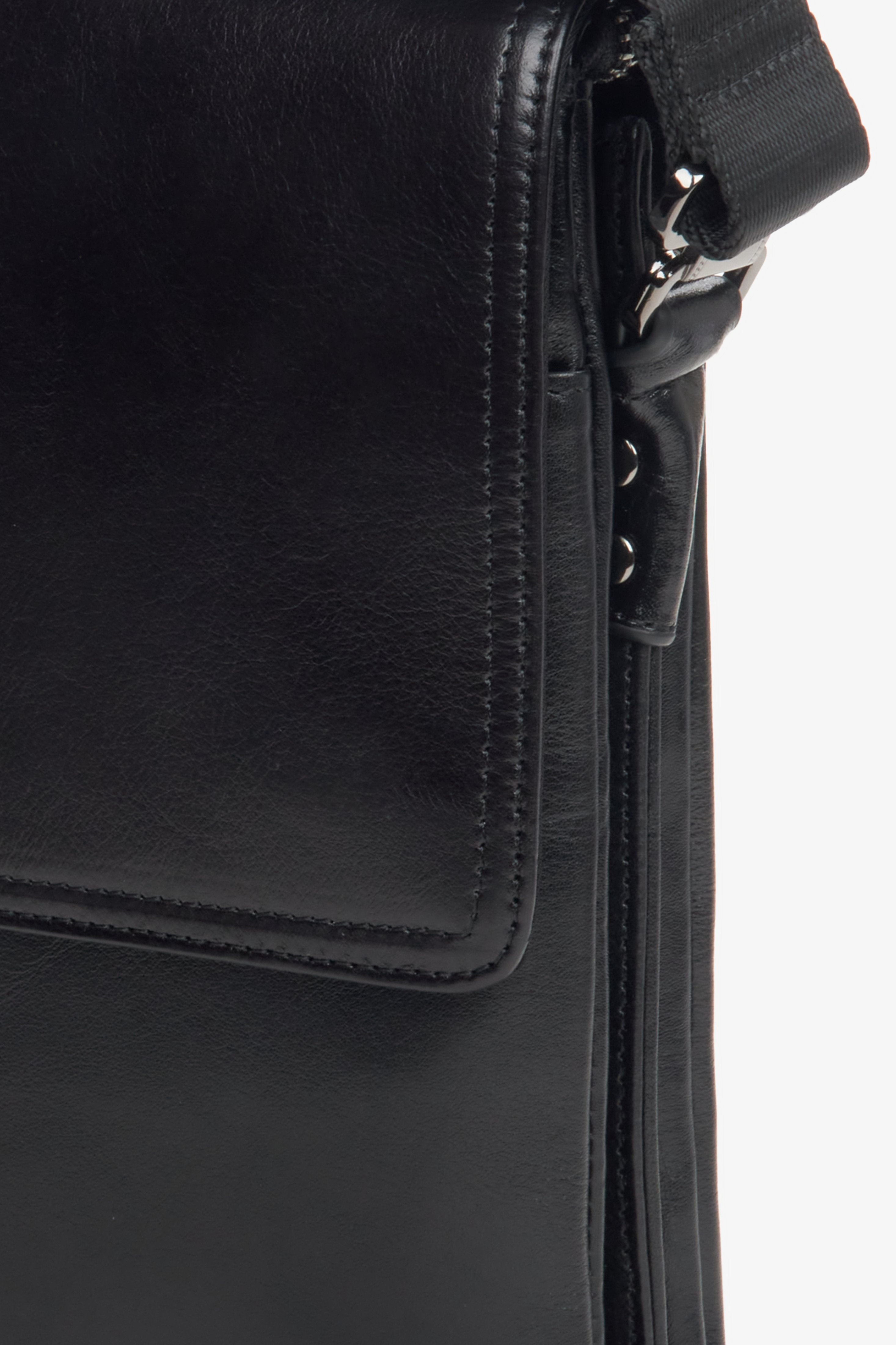 Men's small black leather bag by Estro - close-up on the detail.