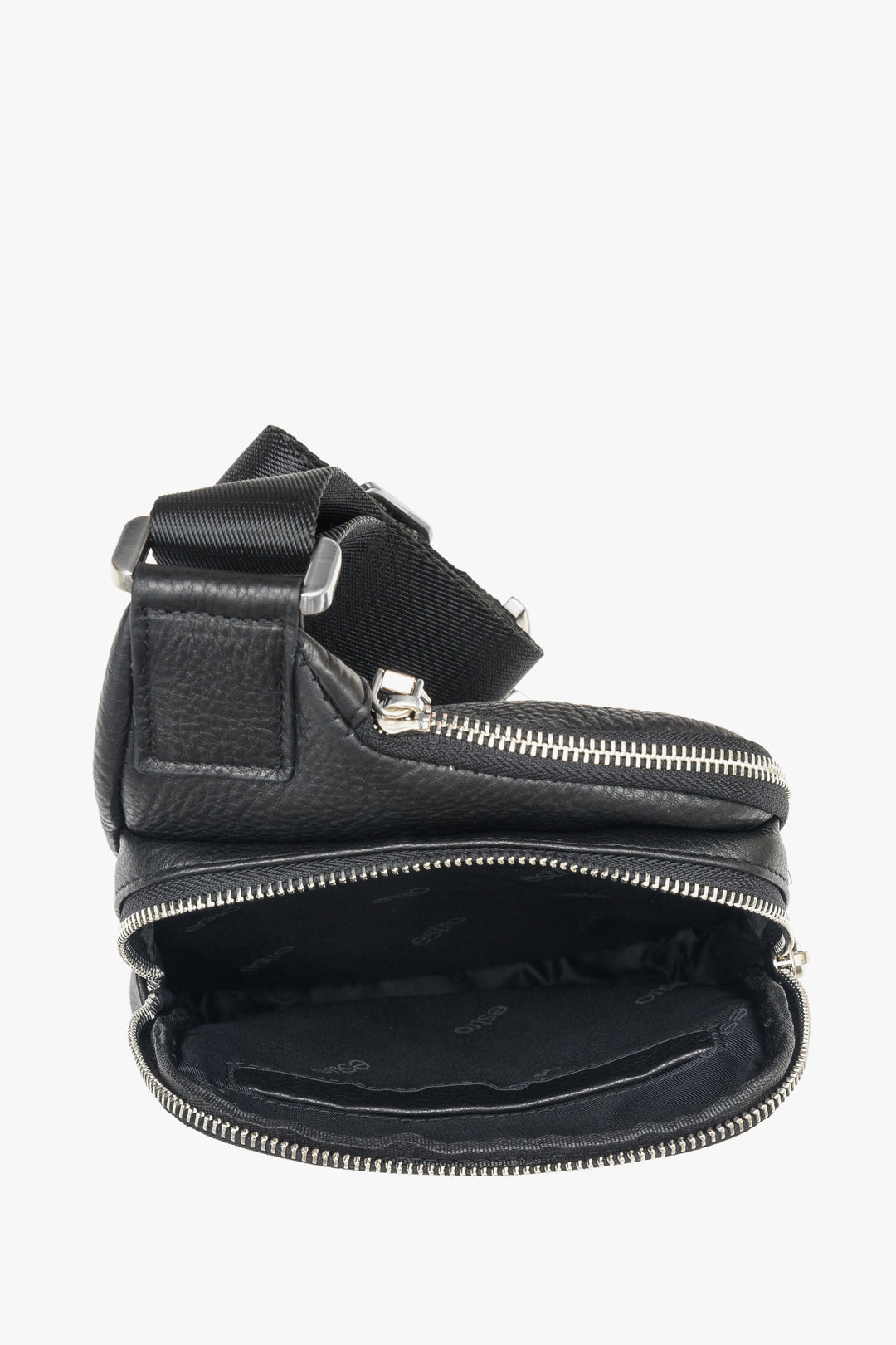 Men's black leather pouch by Estro - interior view.