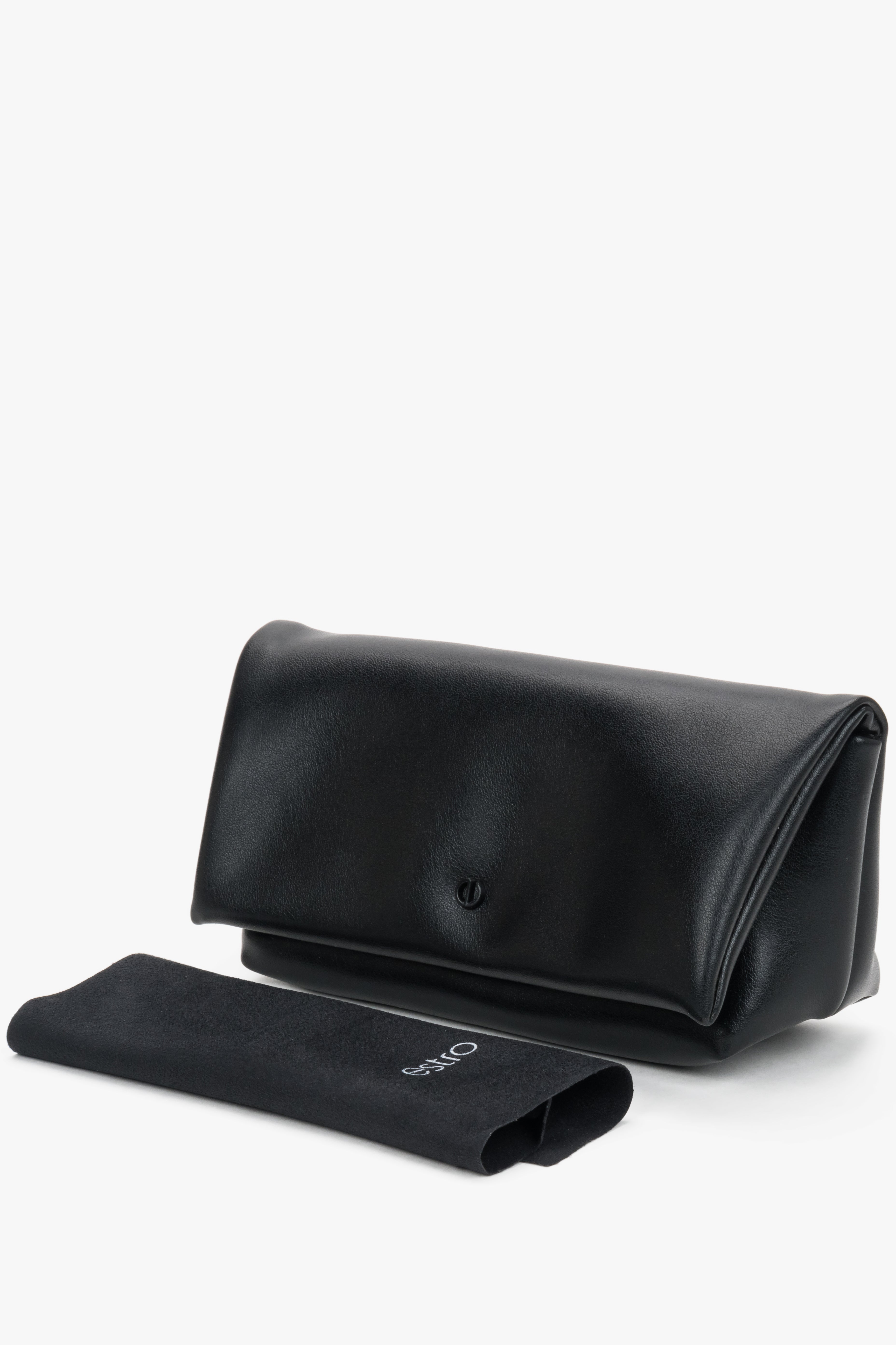 Sunglasses case with an anti-dust cloth by Estro.