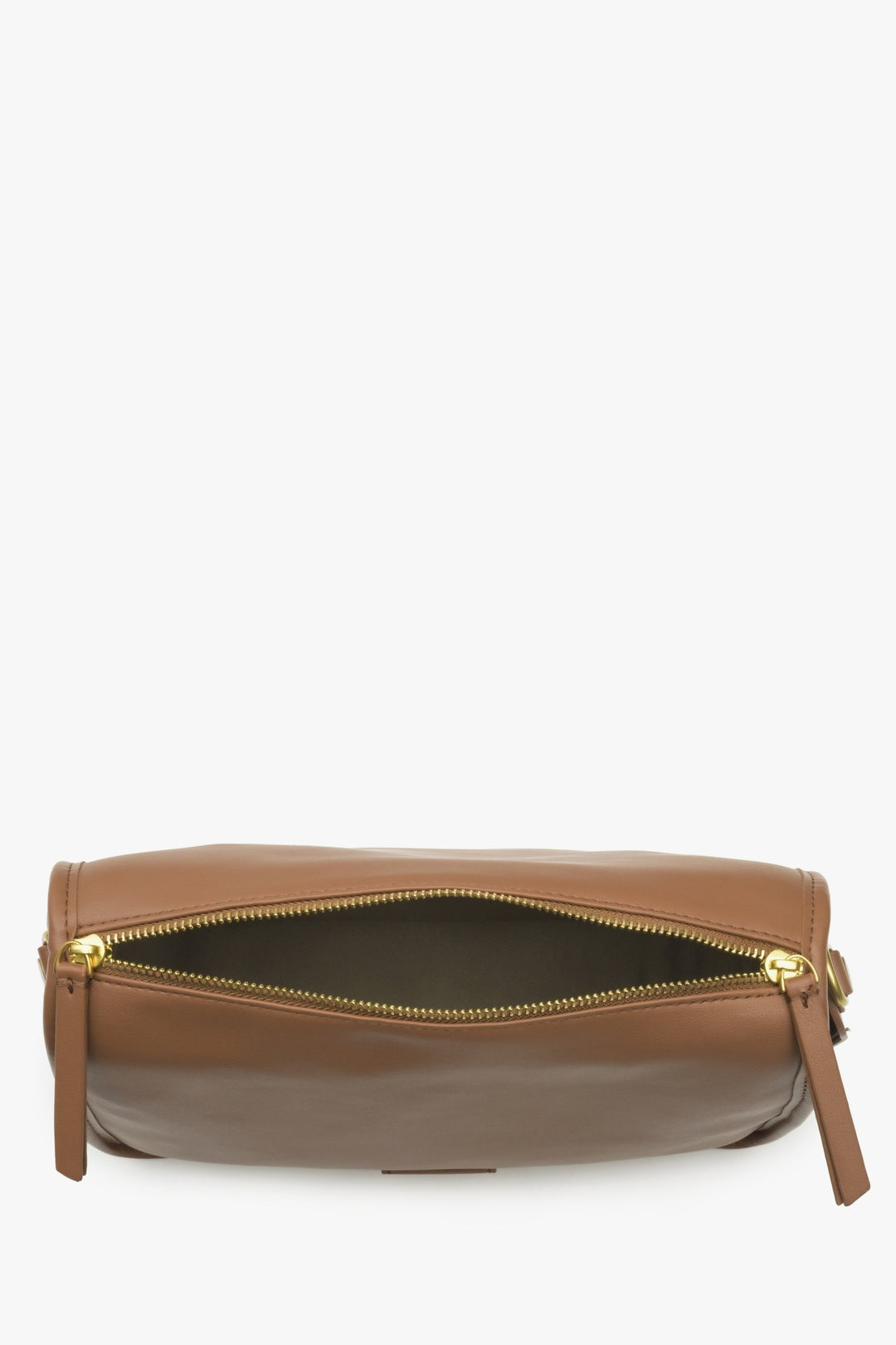 Estro women's brown  leather shoulder bag - close-up on the interior of the model.