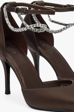 Dark brown pumps on a heel by Estro with crystals and textured finish – close-up of the details.