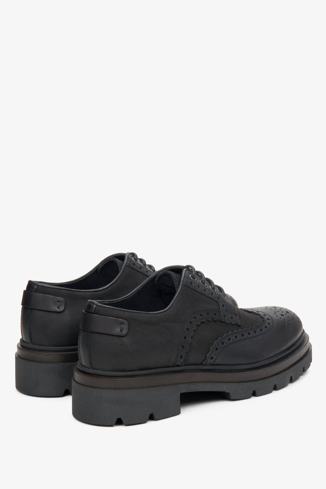 Men's leather black shoes by Estro - close-up on the heel and side stripe.