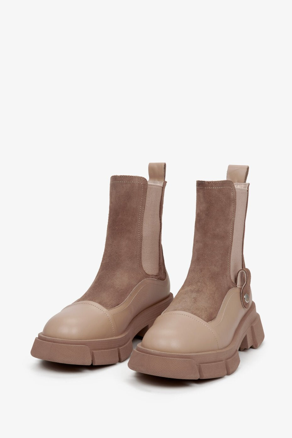 Women's beige suede leather Chelsea boots - presentation of shoe toe.