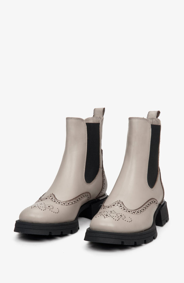 Women's casual ankle boots in beige Estro for fall.