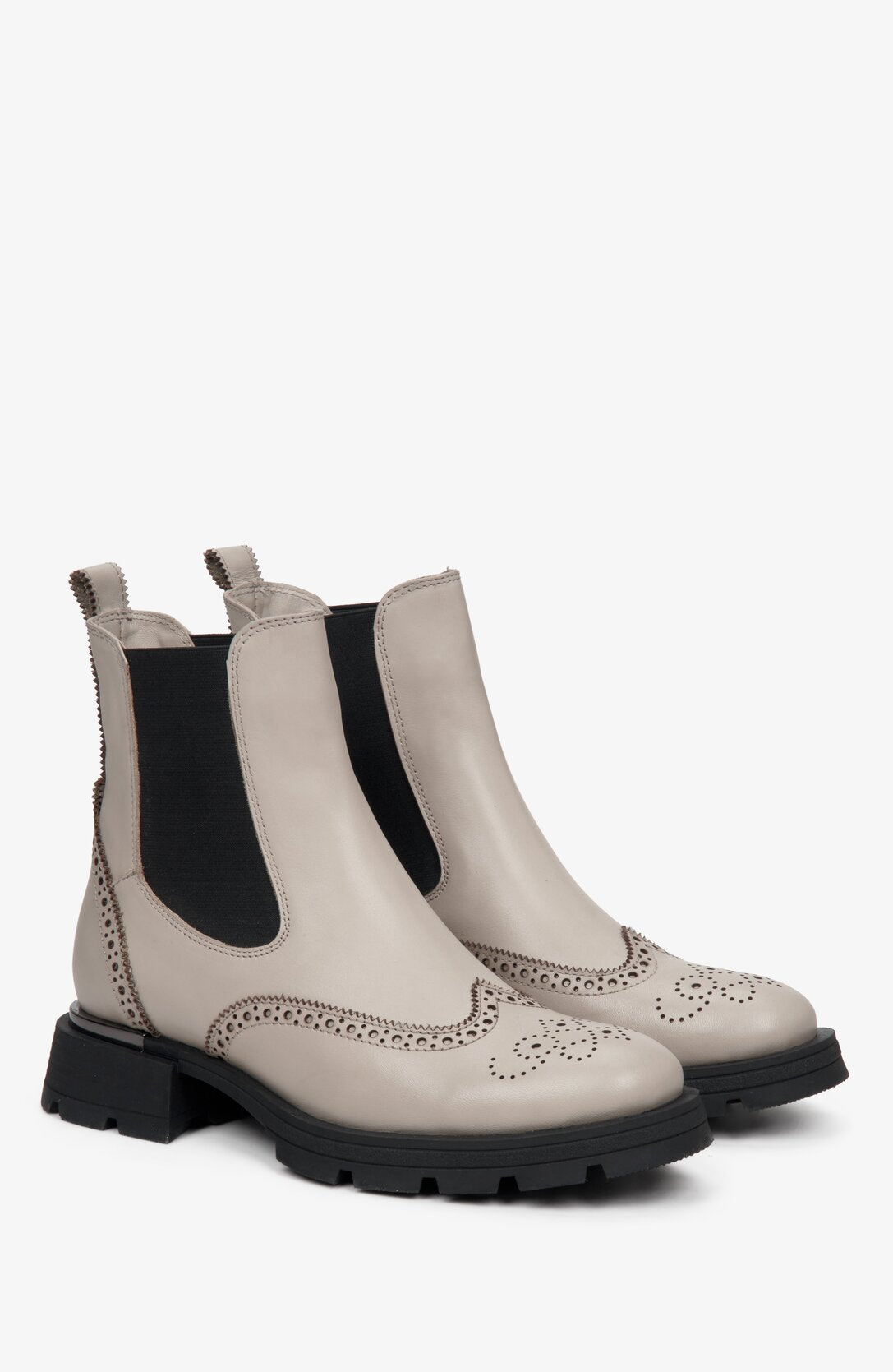 Women's casual ankle boots in beige Estro - presentation of a shoe toe and sideline.