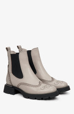 Women's casual ankle boots in beige Estro - presentation of a shoe toe and sideline.