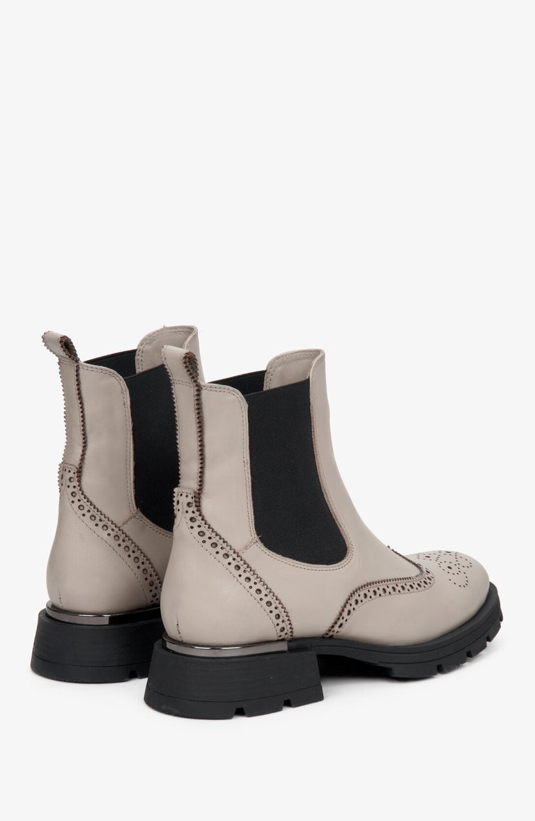 Women's ankle boots in beige Estro for fall.