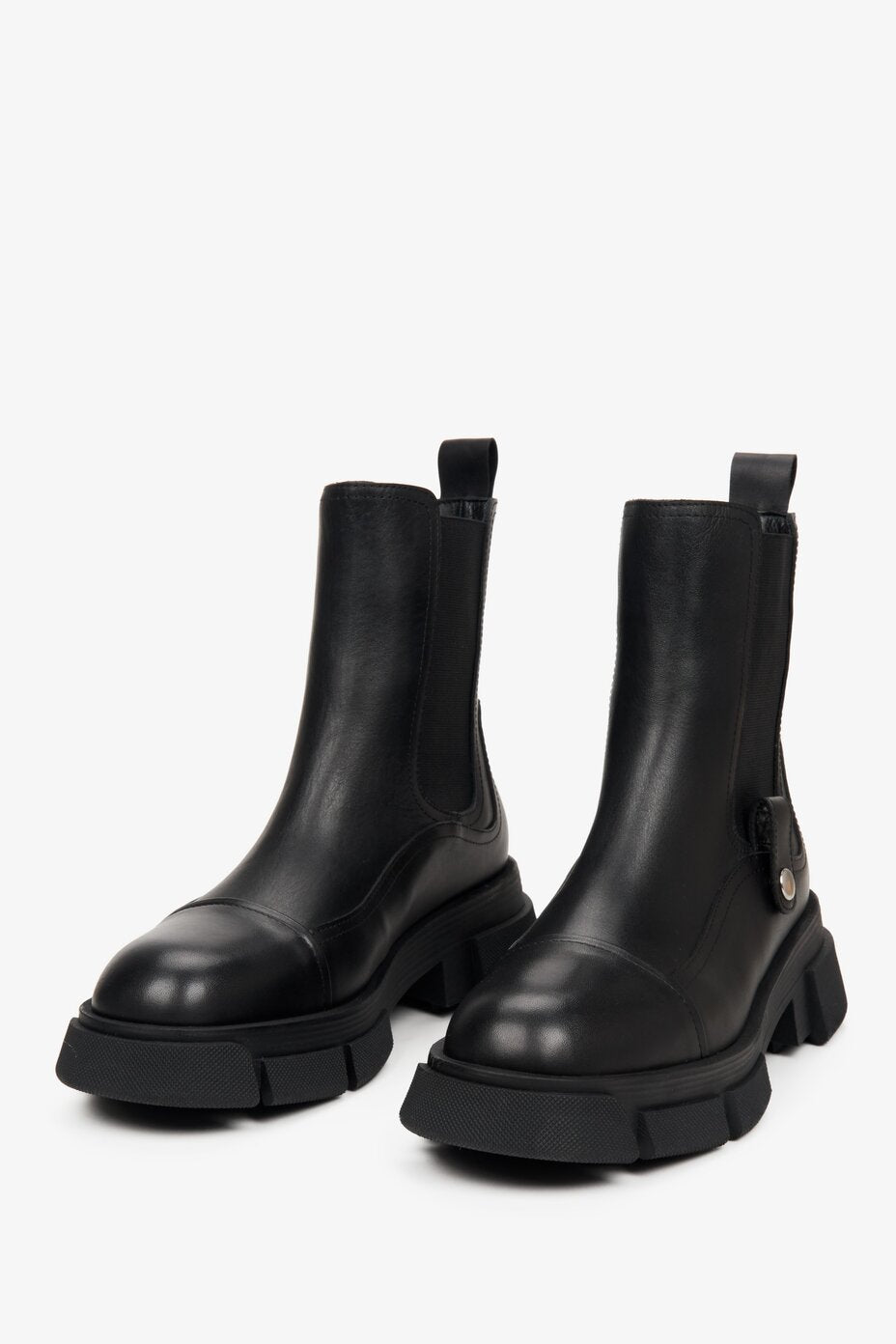 Women's black leather Chelsea boots - presentation of shoe toe.