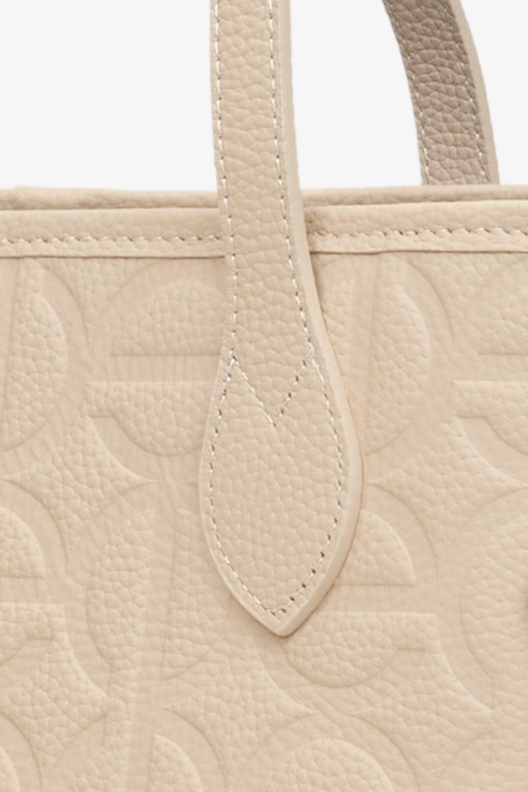 Leather women's beige shopper bag by Estro - close-up on detail.