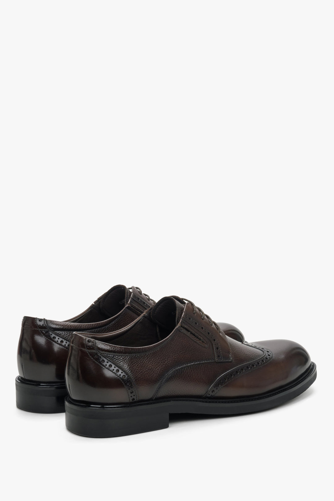 Estro men's brown leather lace-up shoes - close-up on the side line.
