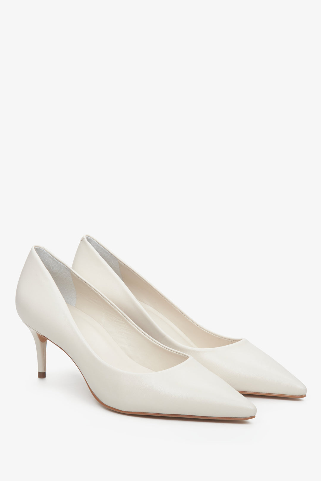 Leather women's pumps in beige colour by Estro - close-up of the shoe's toe.
