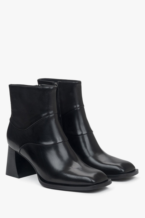 Women's ankle boots by Estro made of natural leather in black with a stable block heel – close-up of the toe and side line of the shoes.