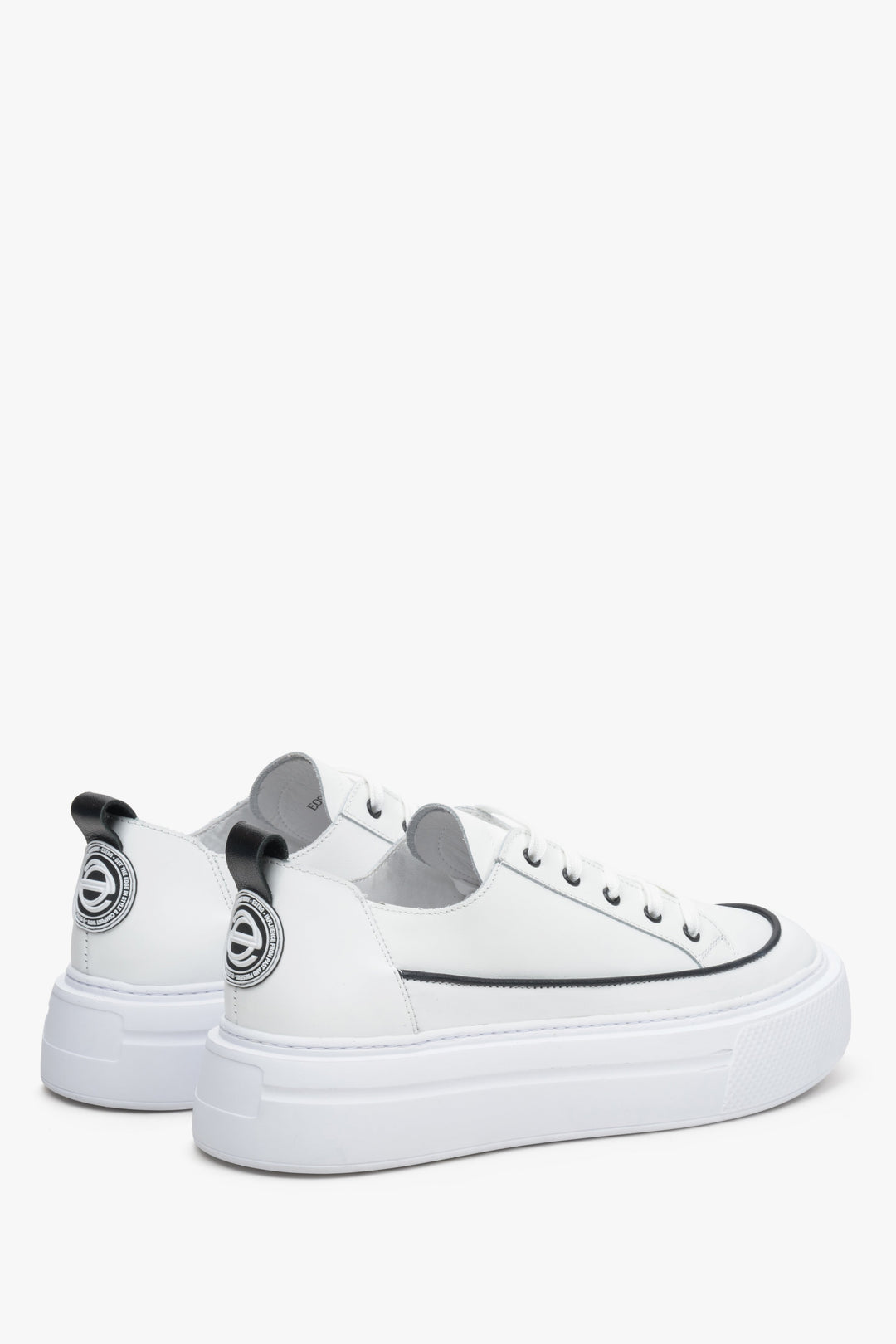 Women's low top leather sneakers Estro in white - a close-up on shoe line.