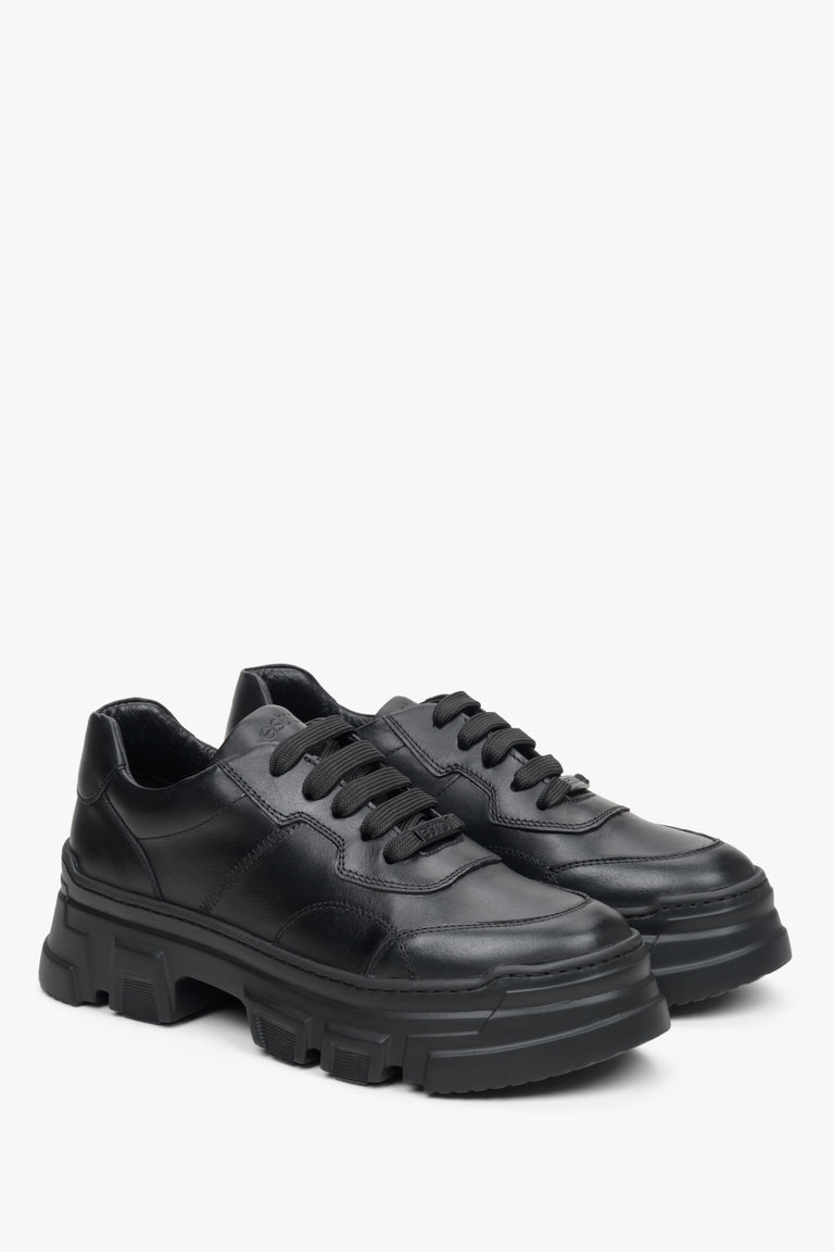 Elegant women's black sneakers for fall.