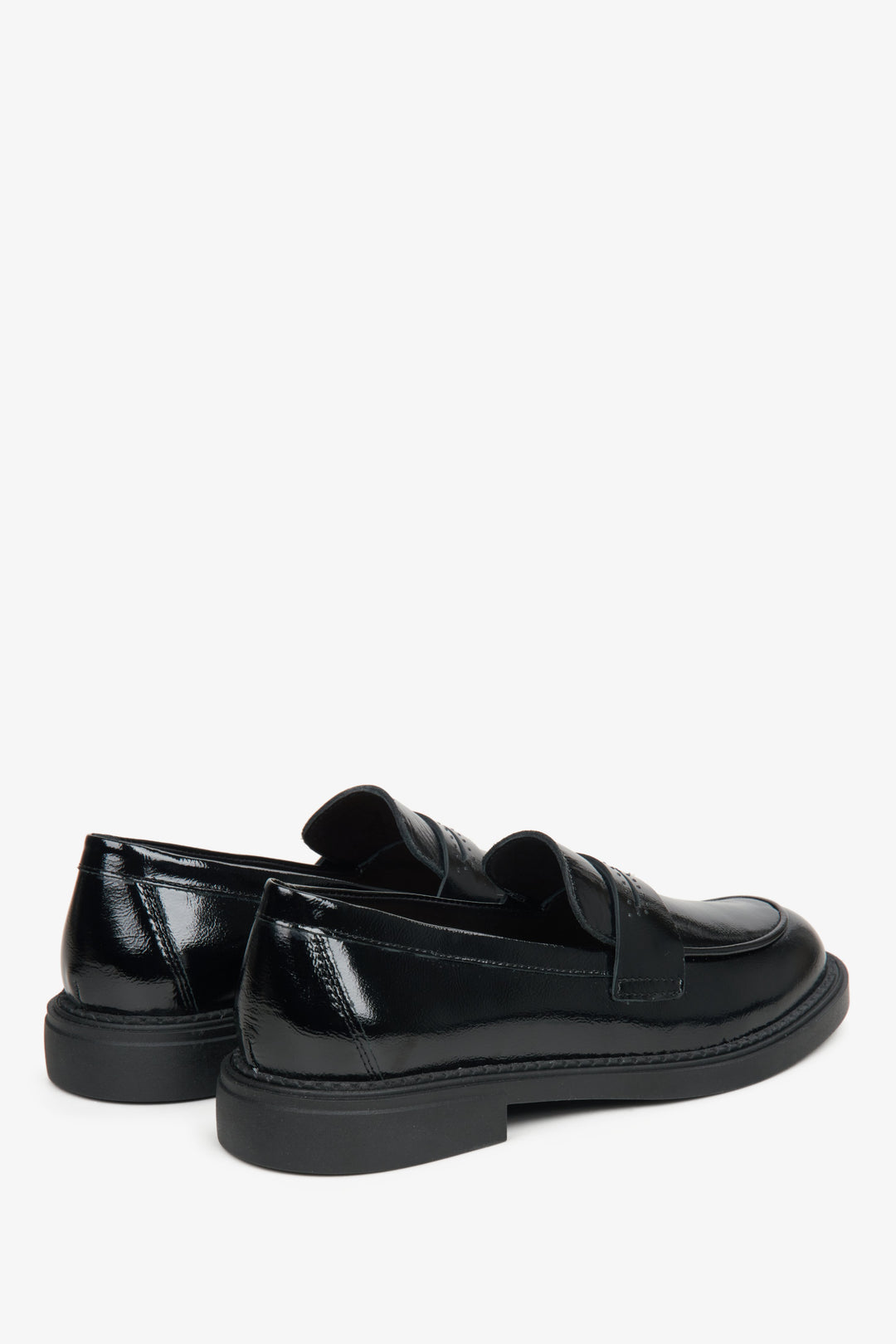 Women's leather moccasins in black Estro - a close-up of the heel.