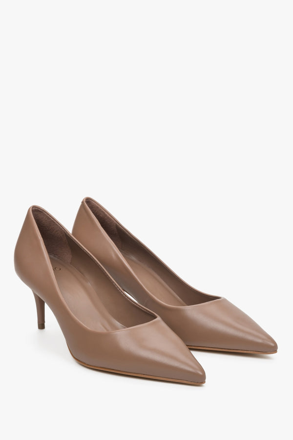 Leather women's pumps in brown color by Estro - close-up of the shoe's toe.