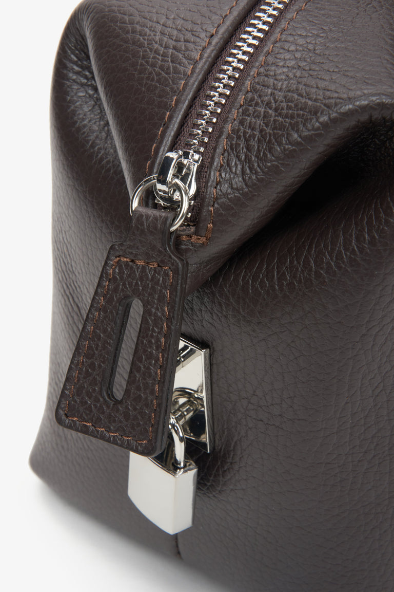 Women's satchel handbag in classic dark brown, crafted from premium Italian natural leather, from Estro – details.